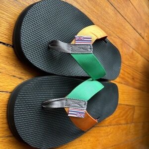 Men’s Scott brand size 11 flip flops Green and Blue straps. Worn once!